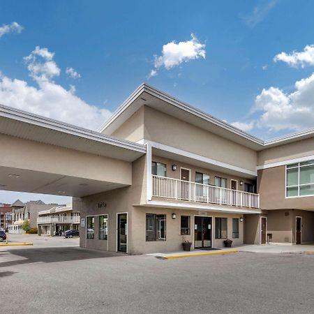 Econo Lodge Inn & Suites Келоуна Экстерьер фото