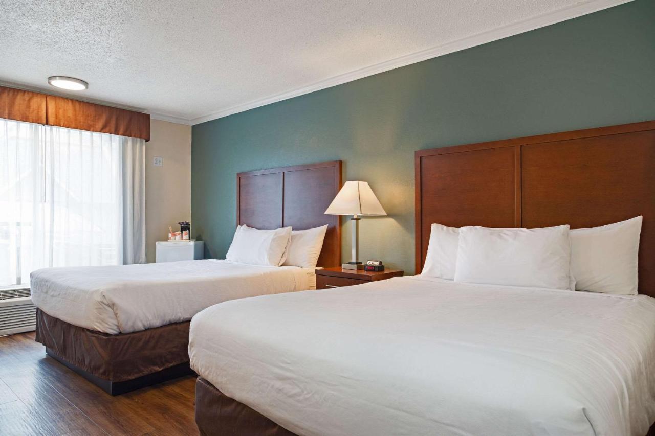 Econo Lodge Inn & Suites Келоуна Экстерьер фото