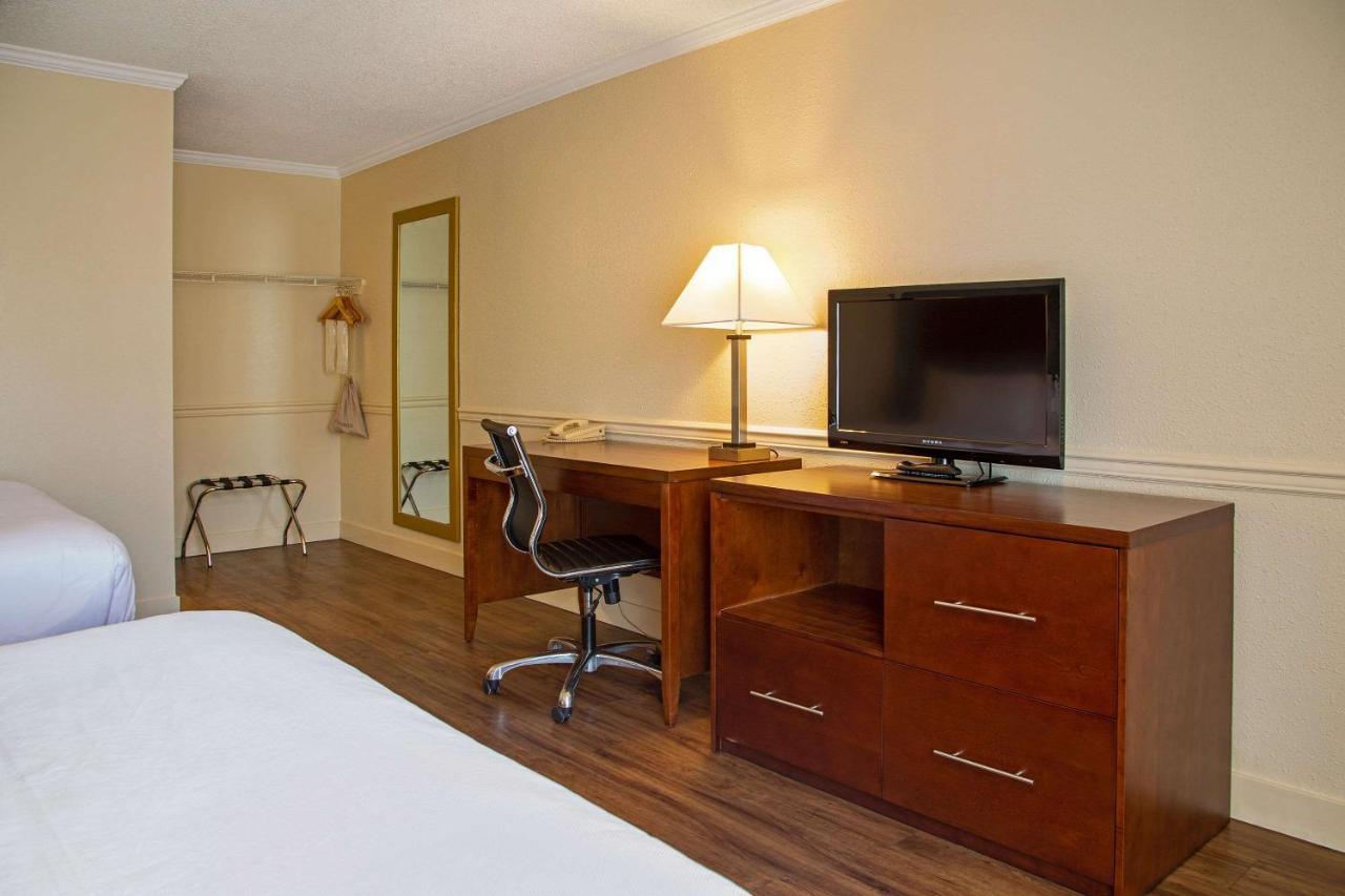 Econo Lodge Inn & Suites Келоуна Экстерьер фото