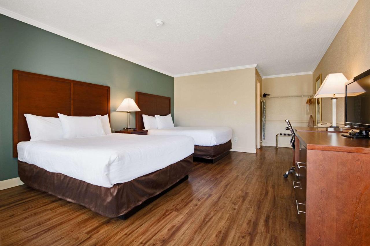 Econo Lodge Inn & Suites Келоуна Экстерьер фото