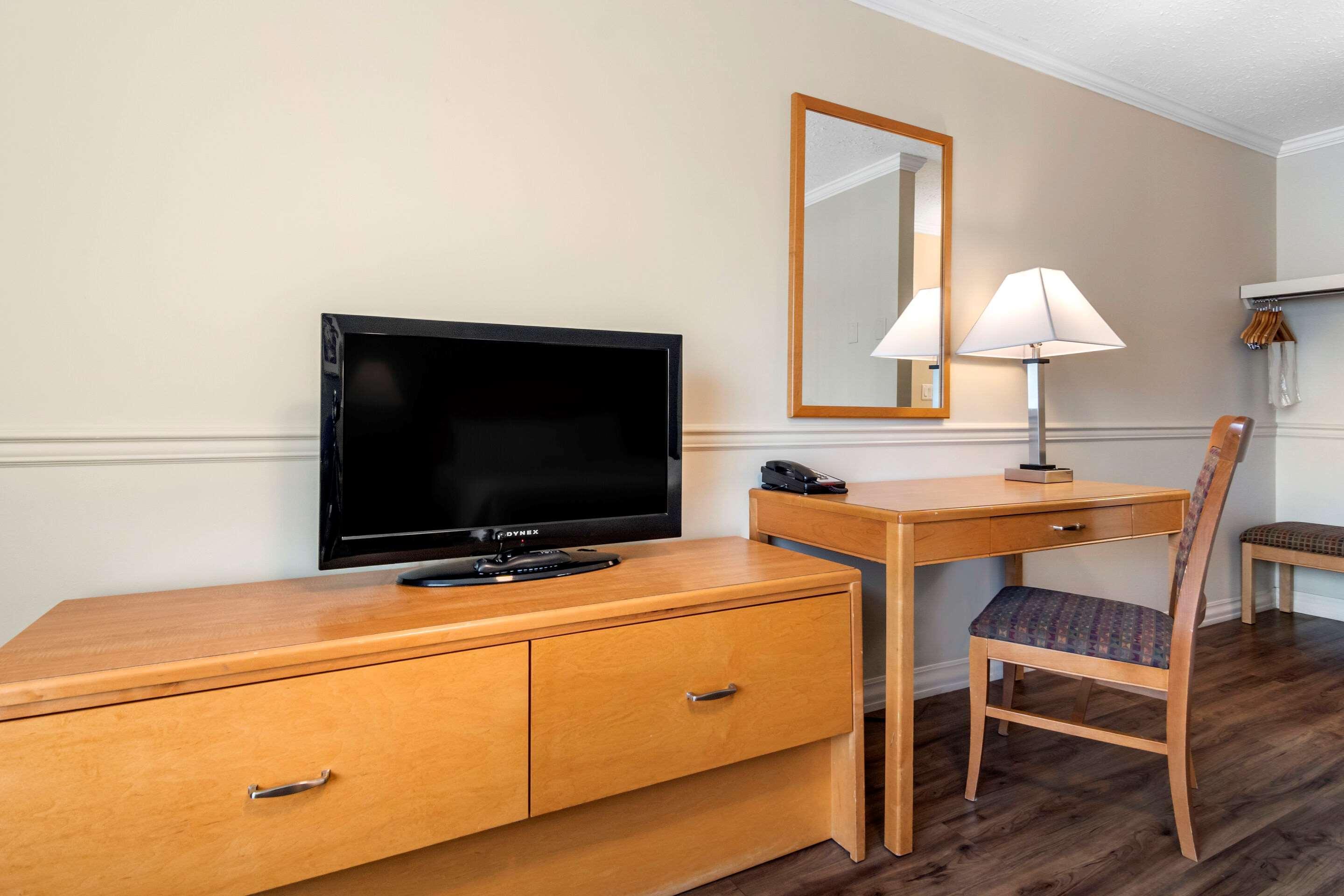 Econo Lodge Inn & Suites Келоуна Экстерьер фото