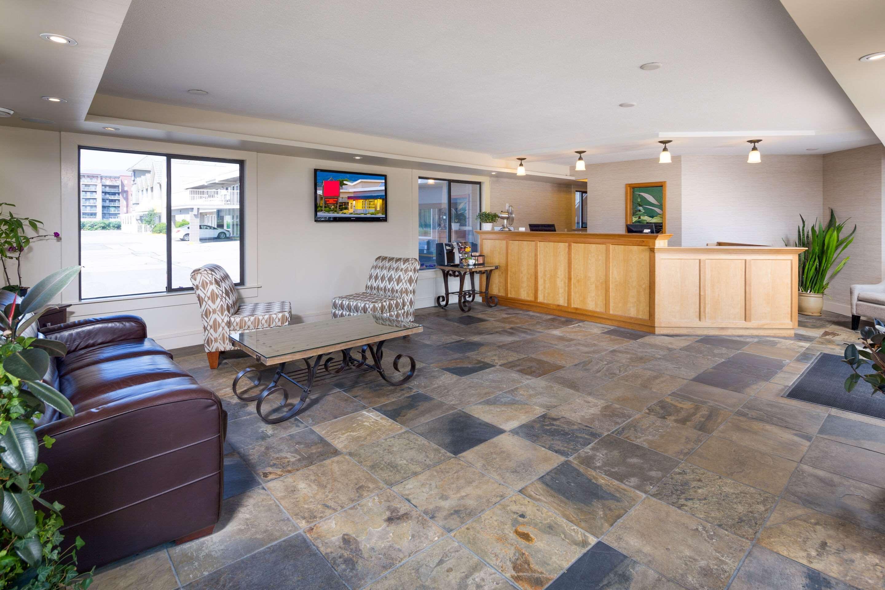 Econo Lodge Inn & Suites Келоуна Экстерьер фото