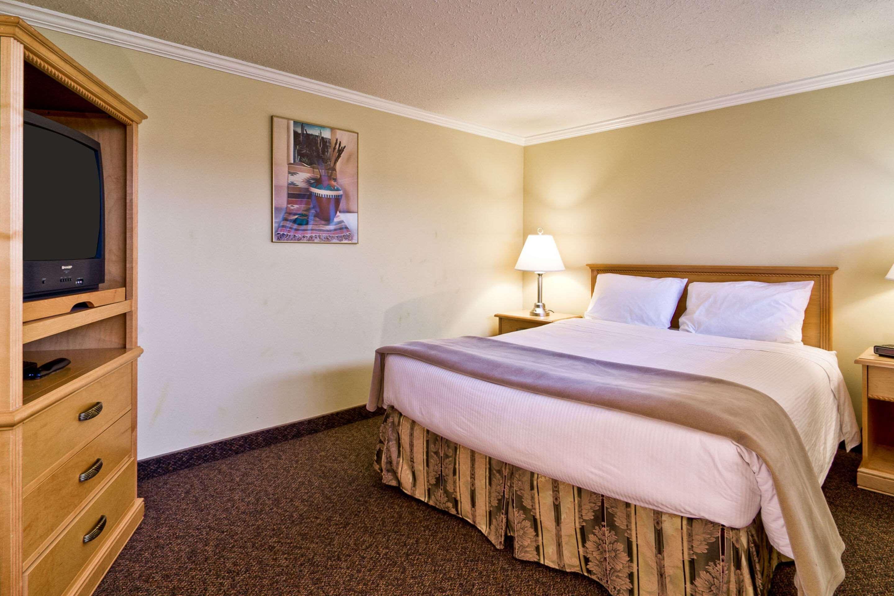 Econo Lodge Inn & Suites Келоуна Экстерьер фото