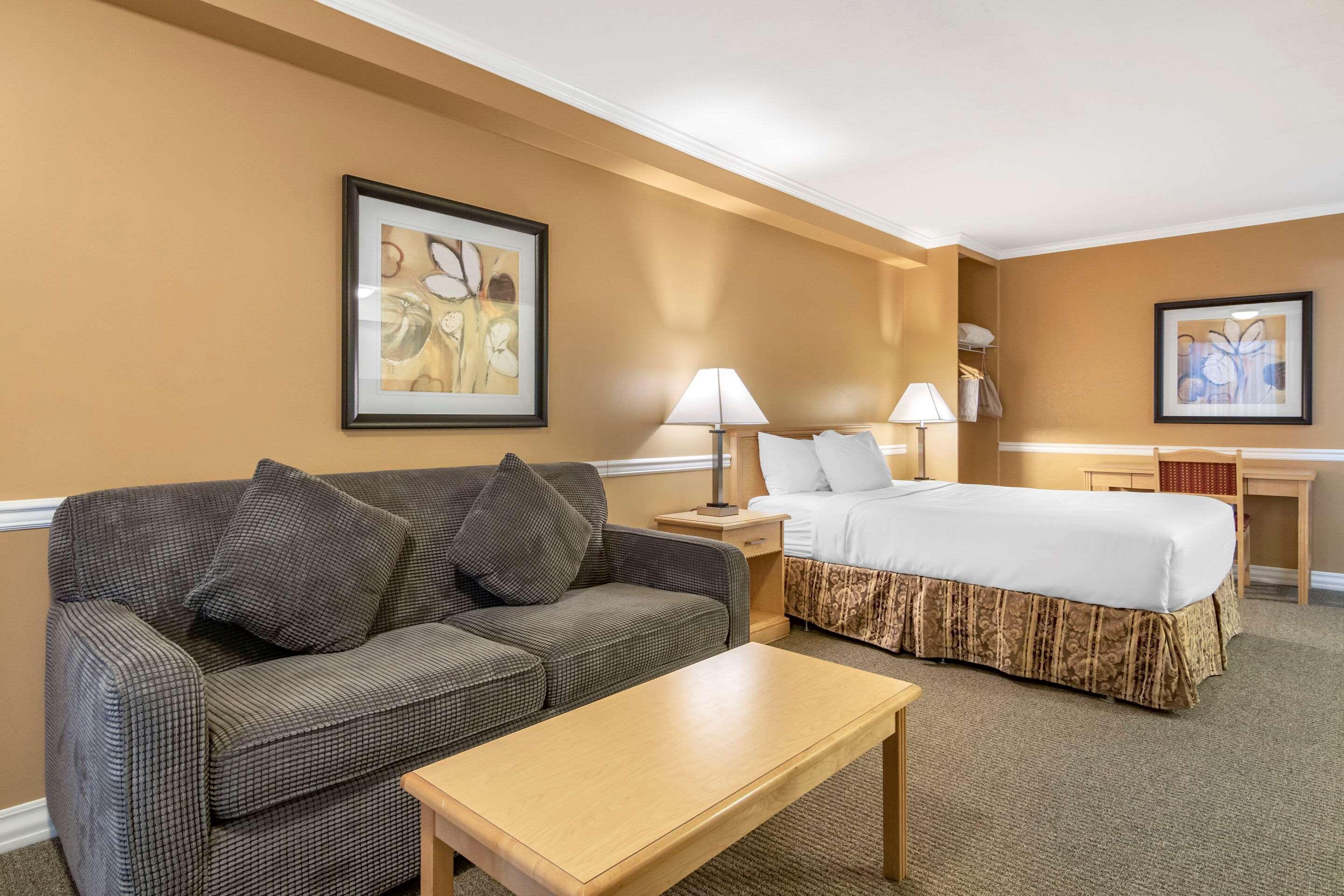 Econo Lodge Inn & Suites Келоуна Экстерьер фото