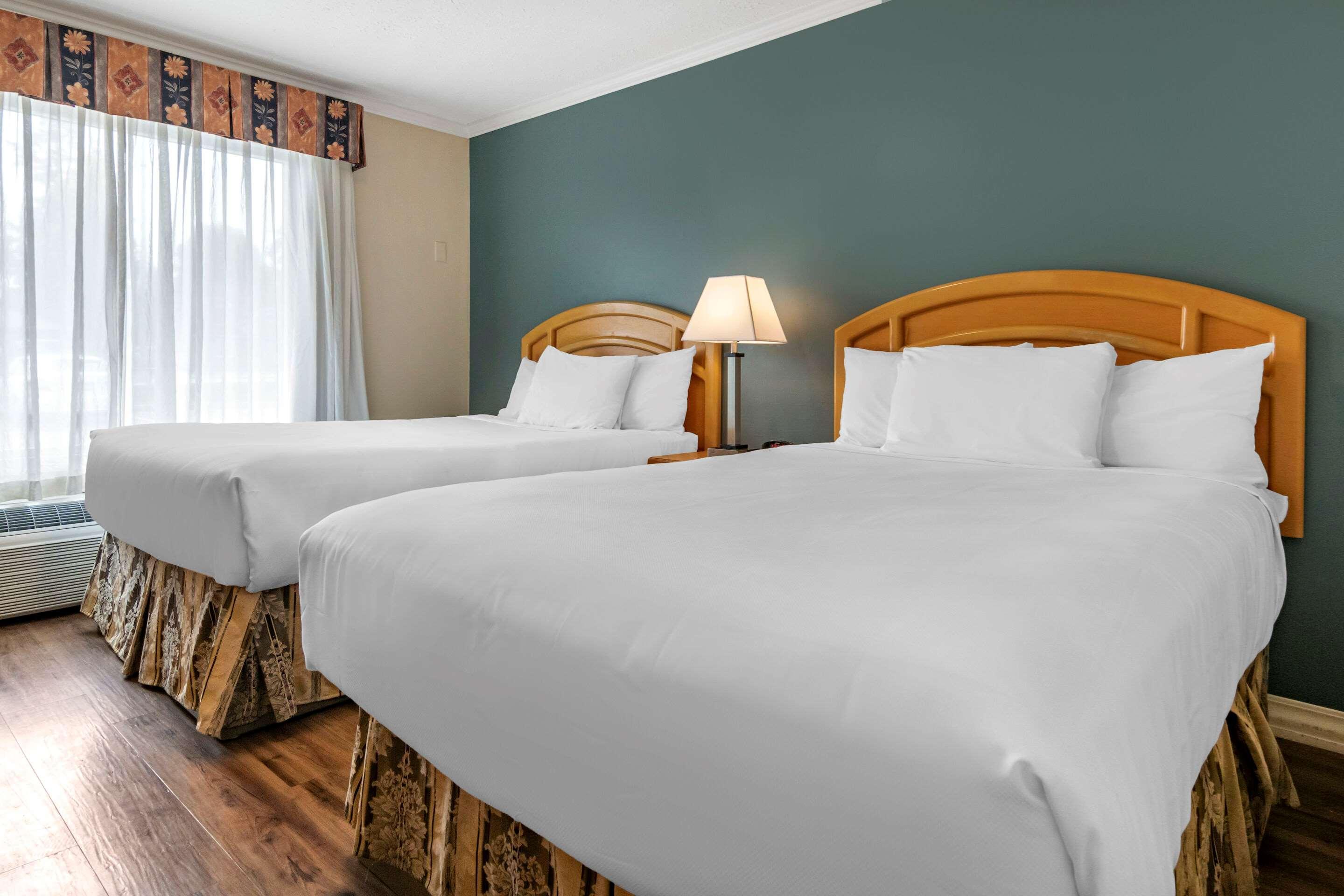 Econo Lodge Inn & Suites Келоуна Экстерьер фото