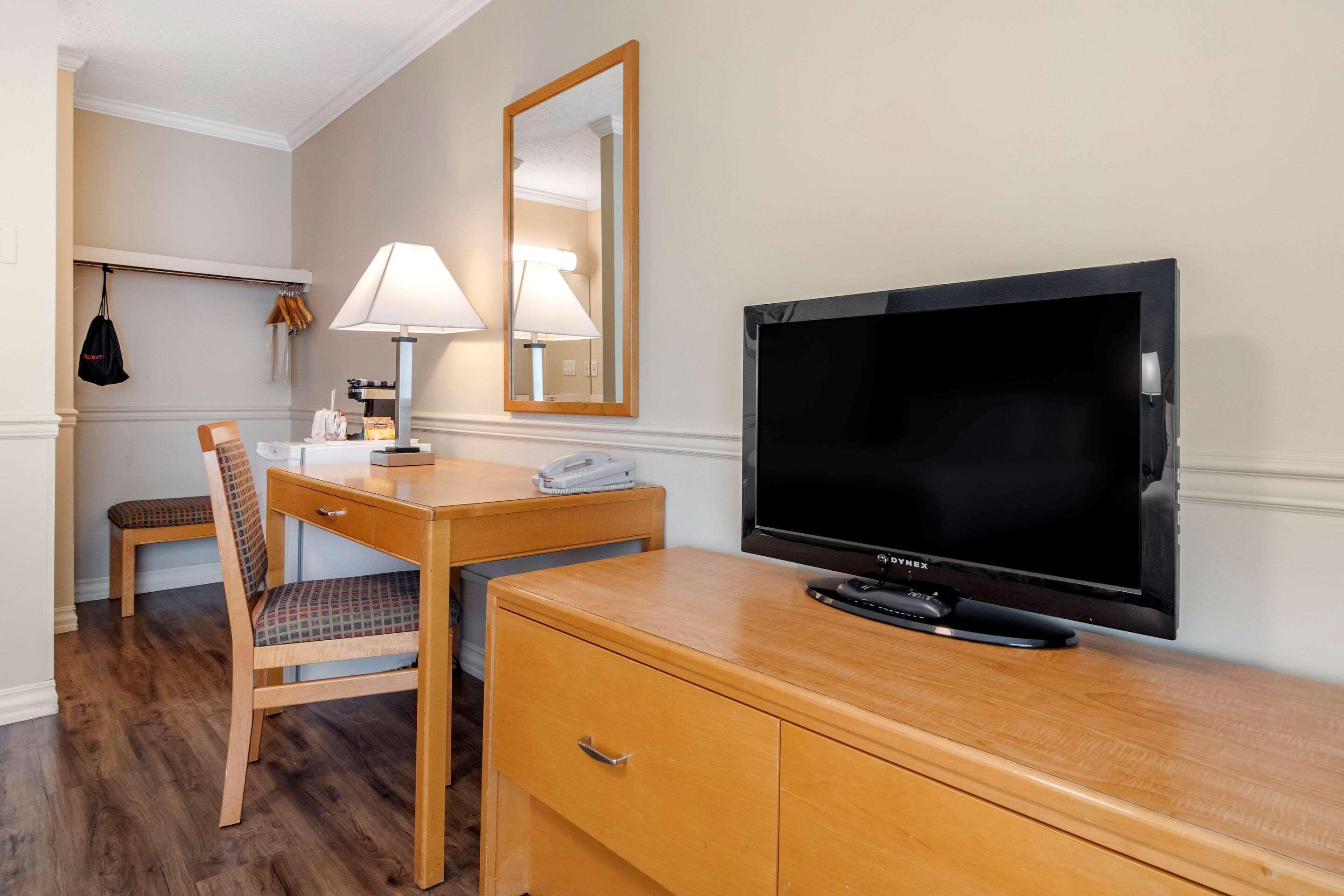 Econo Lodge Inn & Suites Келоуна Экстерьер фото