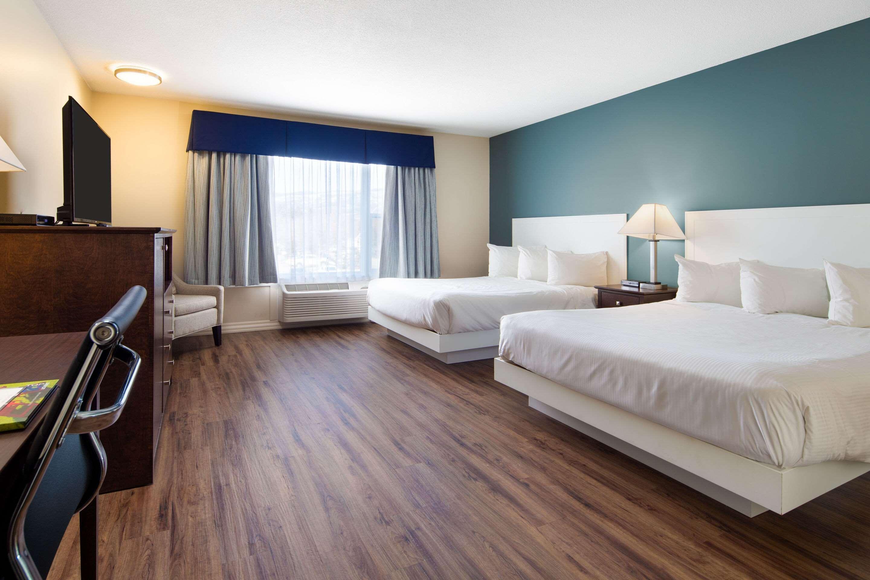 Econo Lodge Inn & Suites Келоуна Экстерьер фото