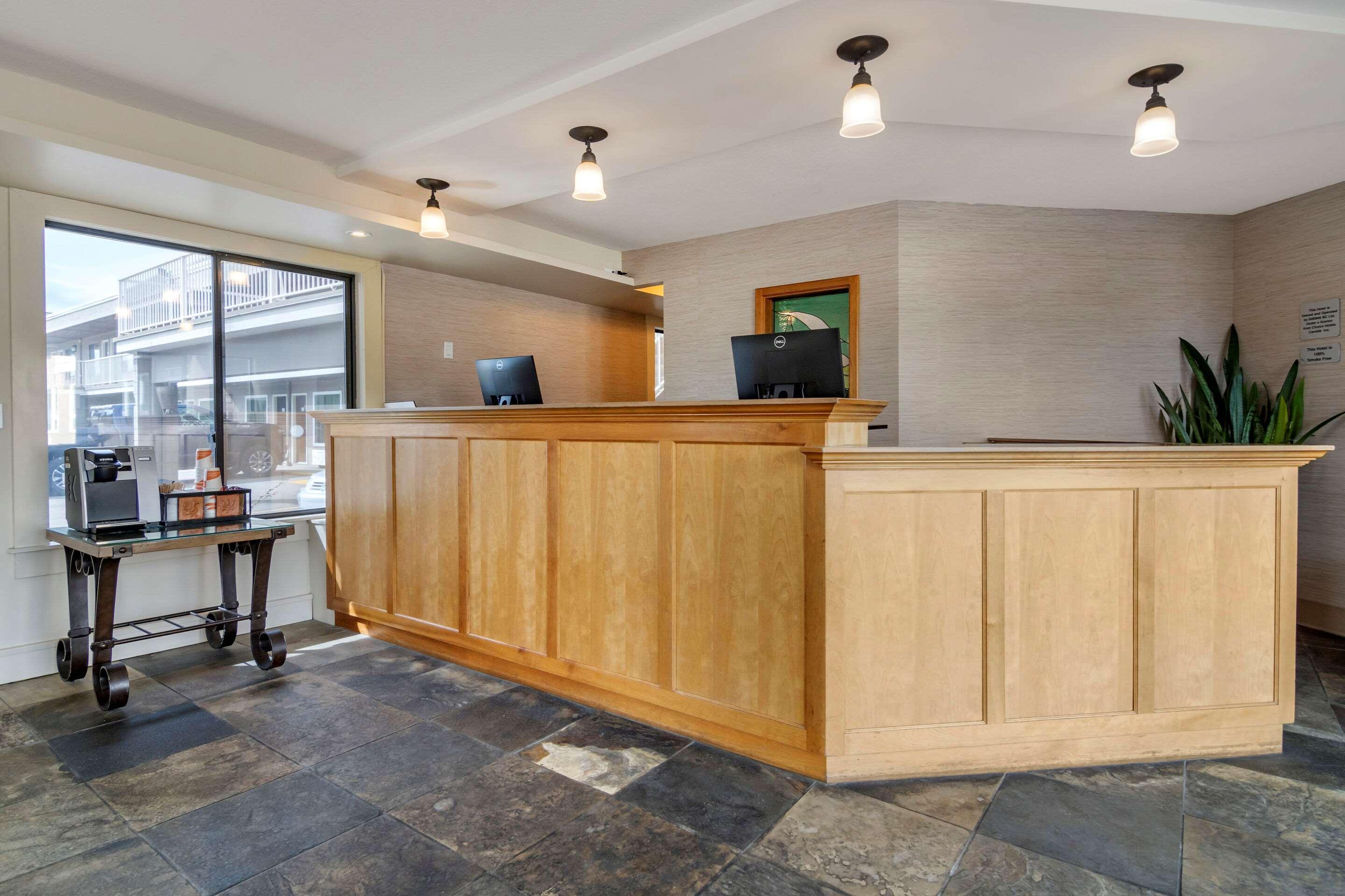 Econo Lodge Inn & Suites Келоуна Экстерьер фото