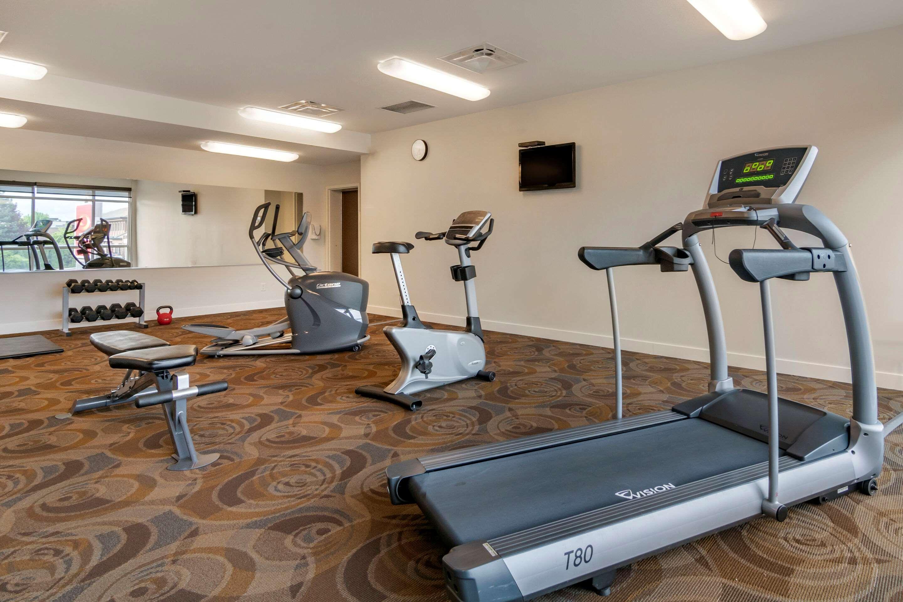 Econo Lodge Inn & Suites Келоуна Экстерьер фото