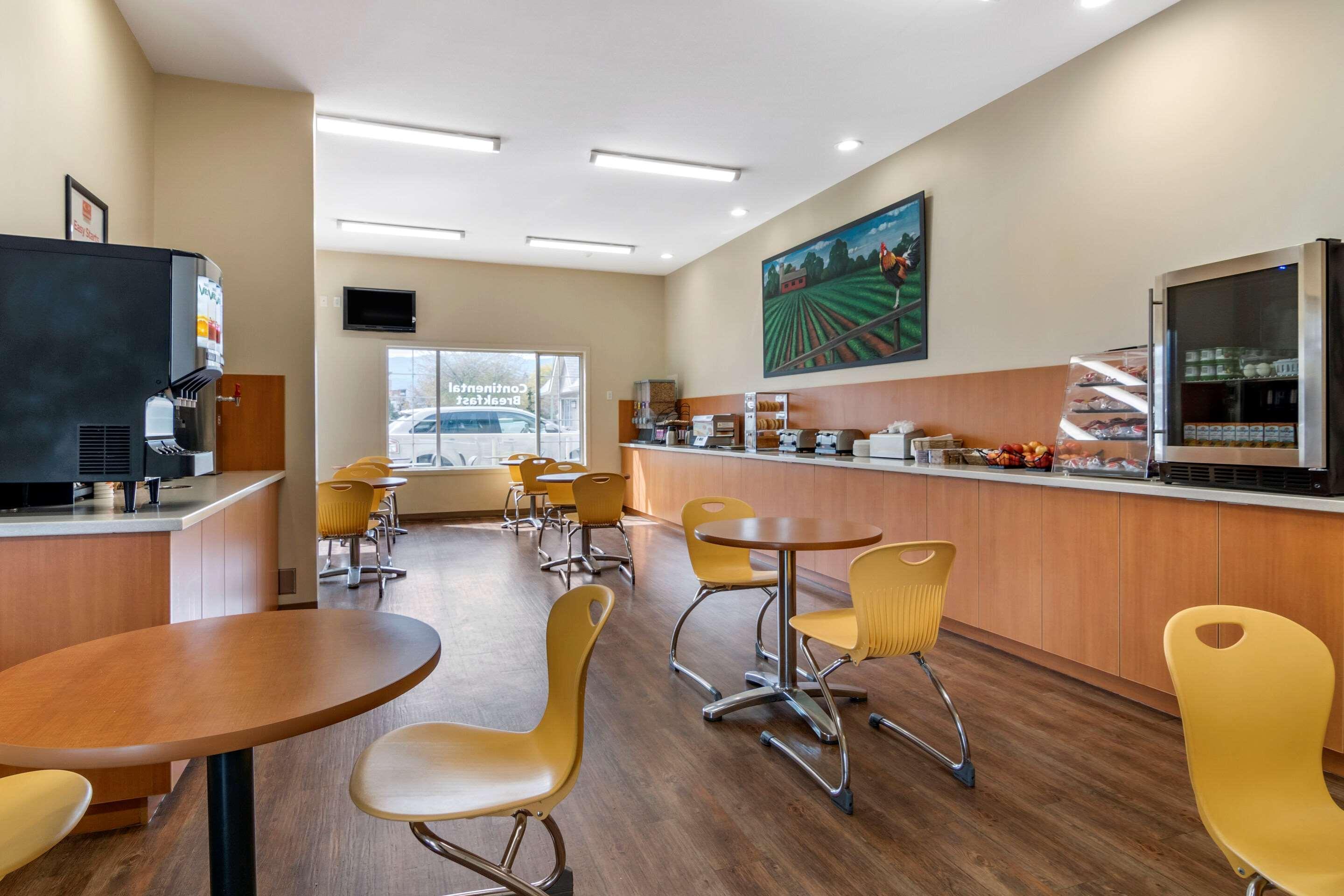 Econo Lodge Inn & Suites Келоуна Экстерьер фото