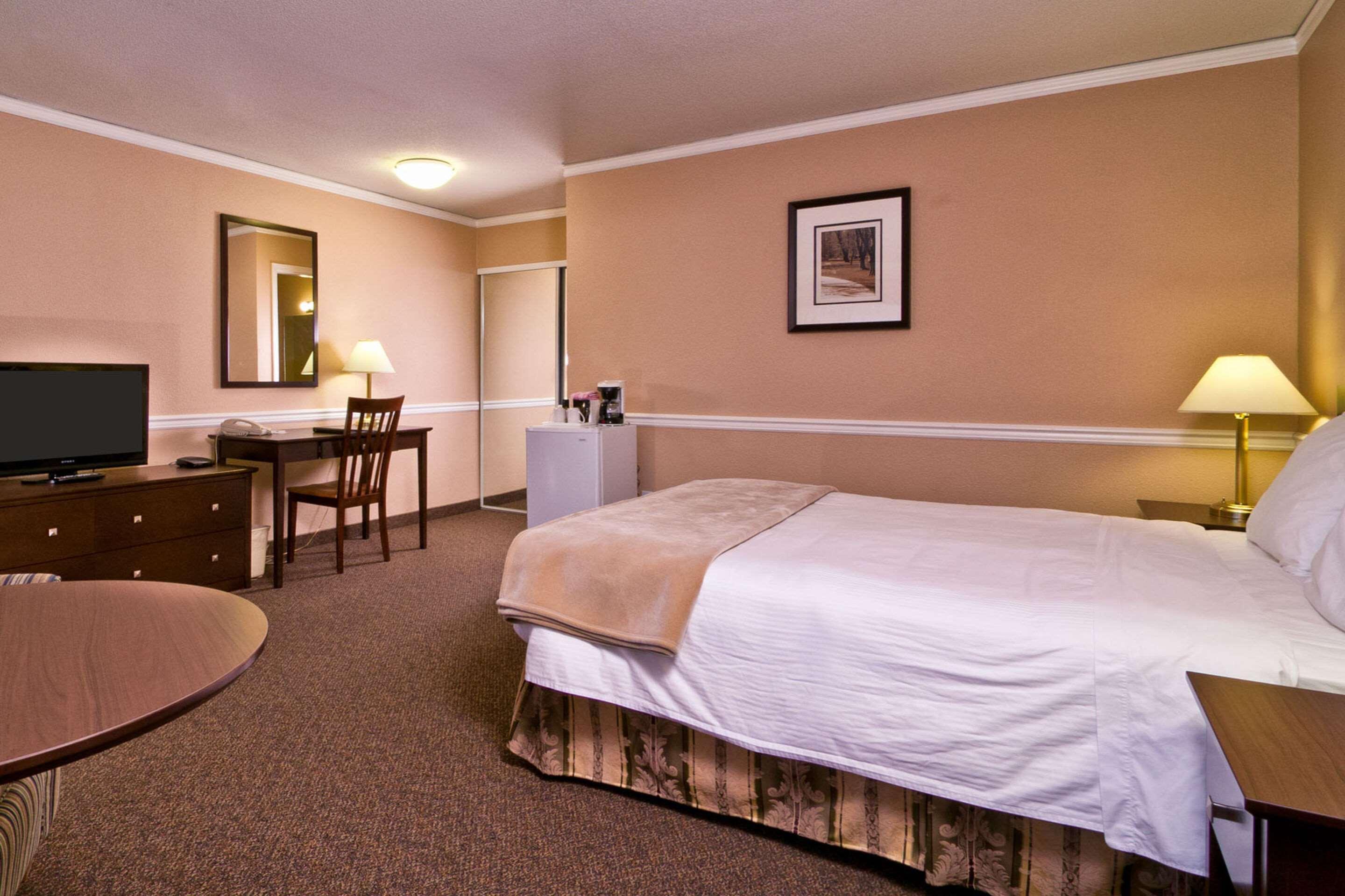 Econo Lodge Inn & Suites Келоуна Экстерьер фото