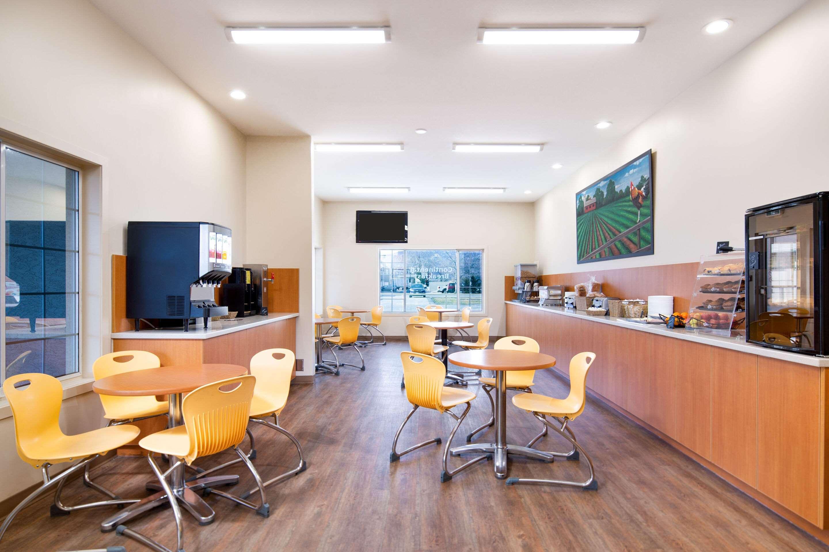 Econo Lodge Inn & Suites Келоуна Экстерьер фото