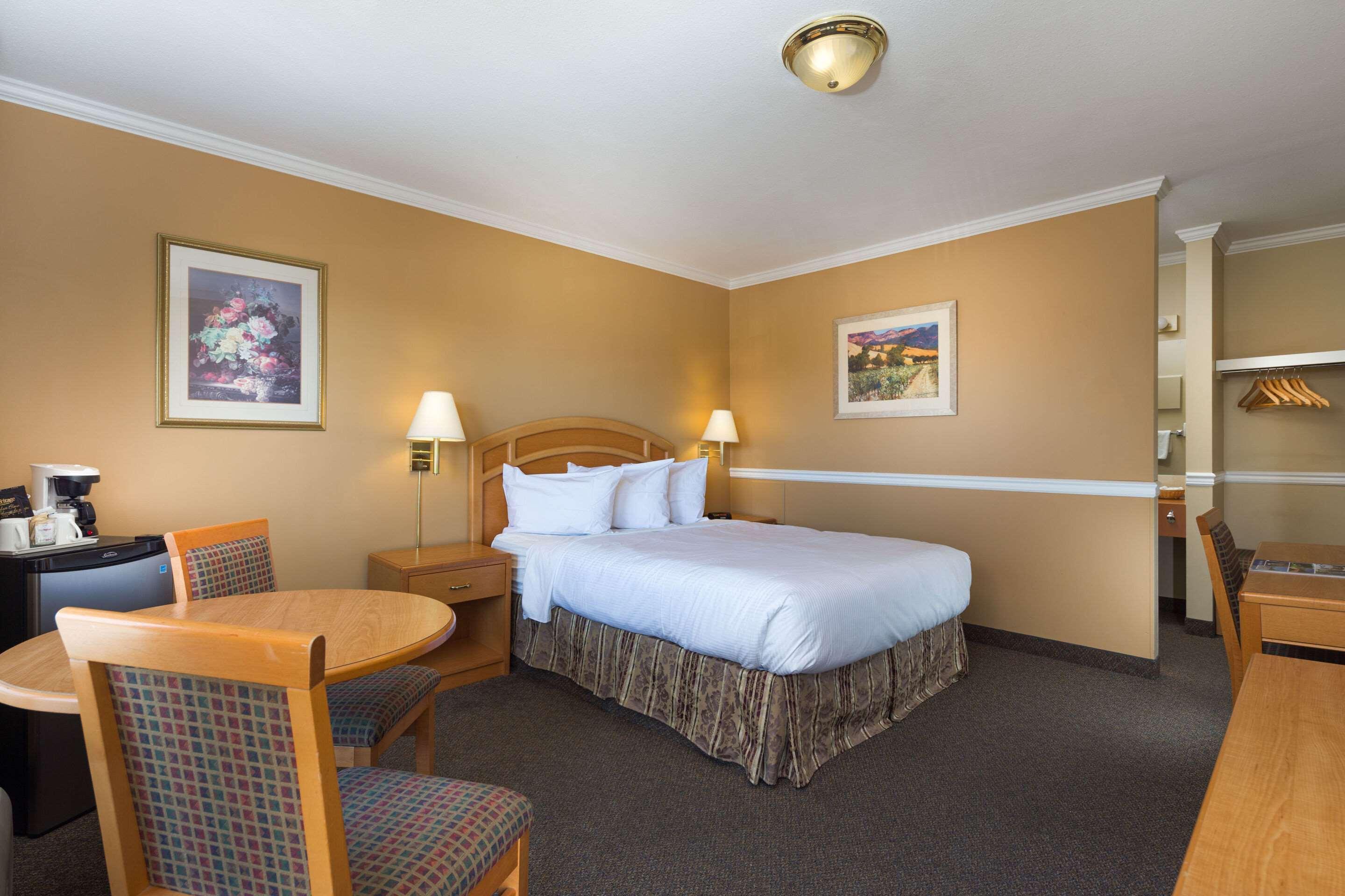 Econo Lodge Inn & Suites Келоуна Экстерьер фото