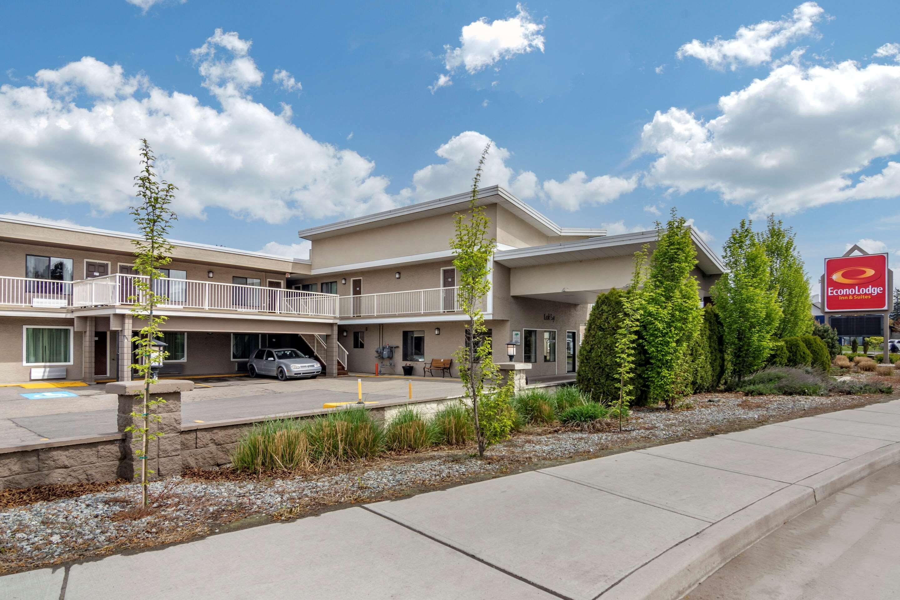 Econo Lodge Inn & Suites Келоуна Экстерьер фото