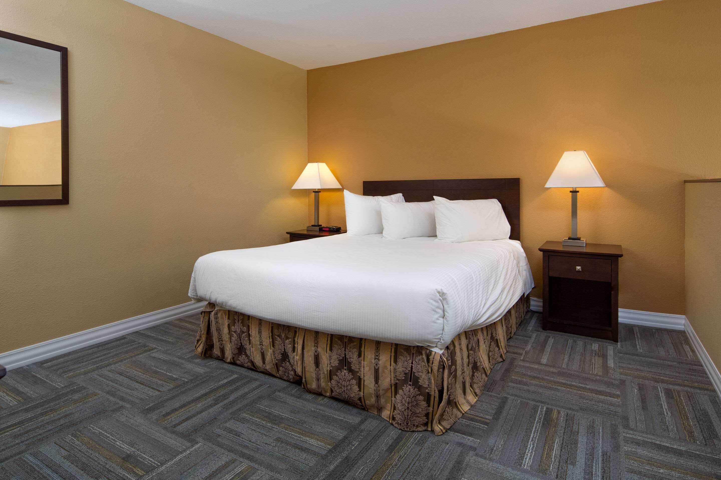 Econo Lodge Inn & Suites Келоуна Экстерьер фото