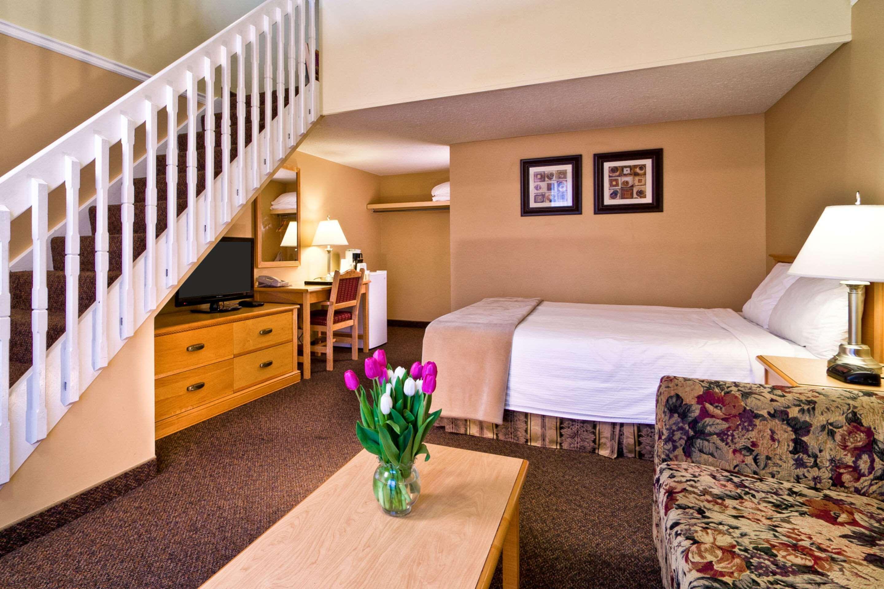 Econo Lodge Inn & Suites Келоуна Экстерьер фото