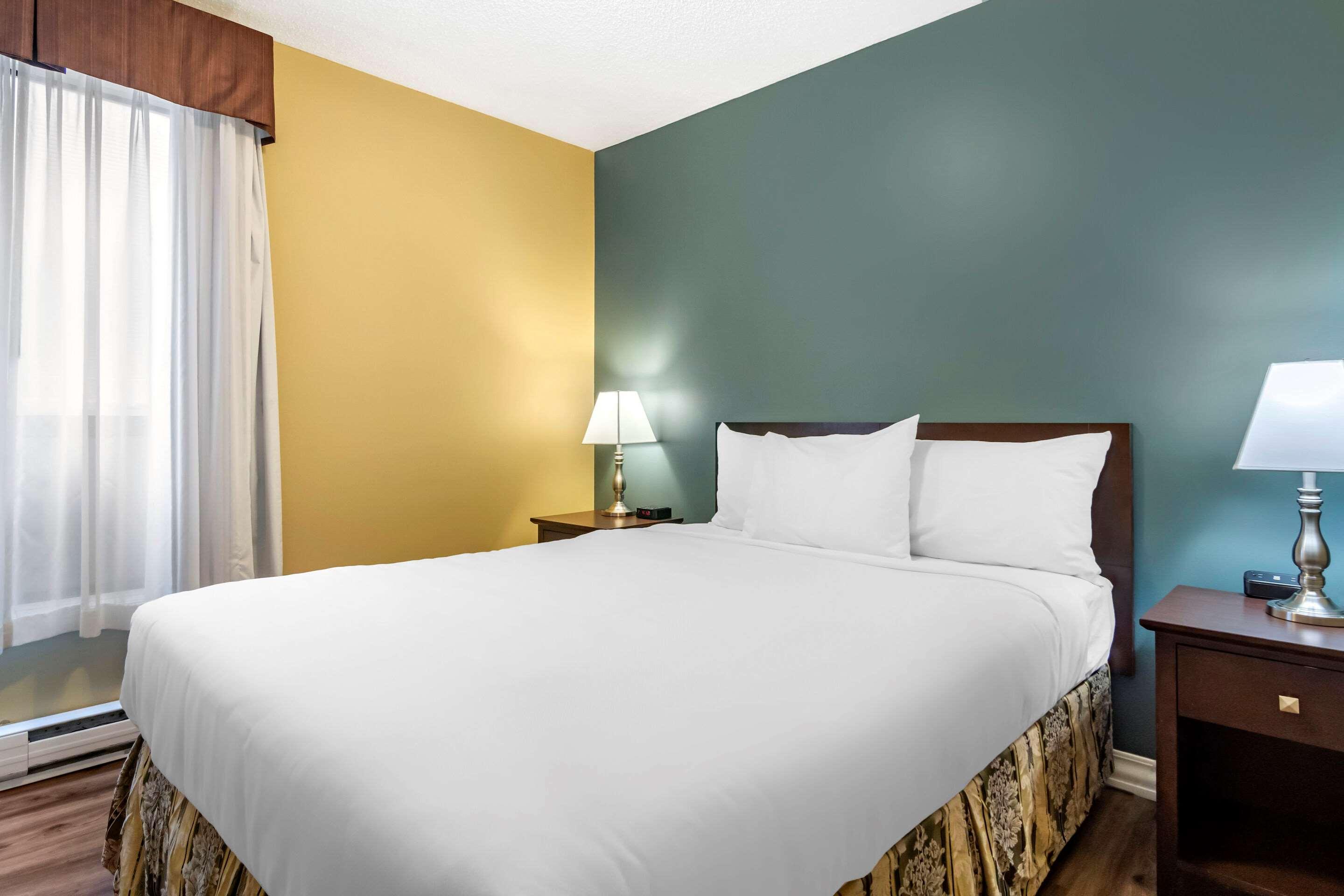 Econo Lodge Inn & Suites Келоуна Экстерьер фото