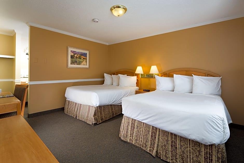 Econo Lodge Inn & Suites Келоуна Экстерьер фото