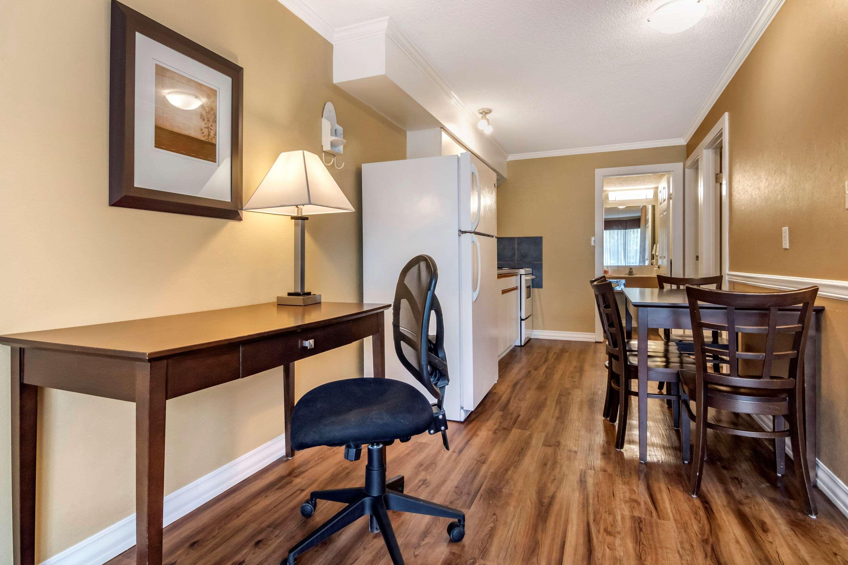 Econo Lodge Inn & Suites Келоуна Экстерьер фото