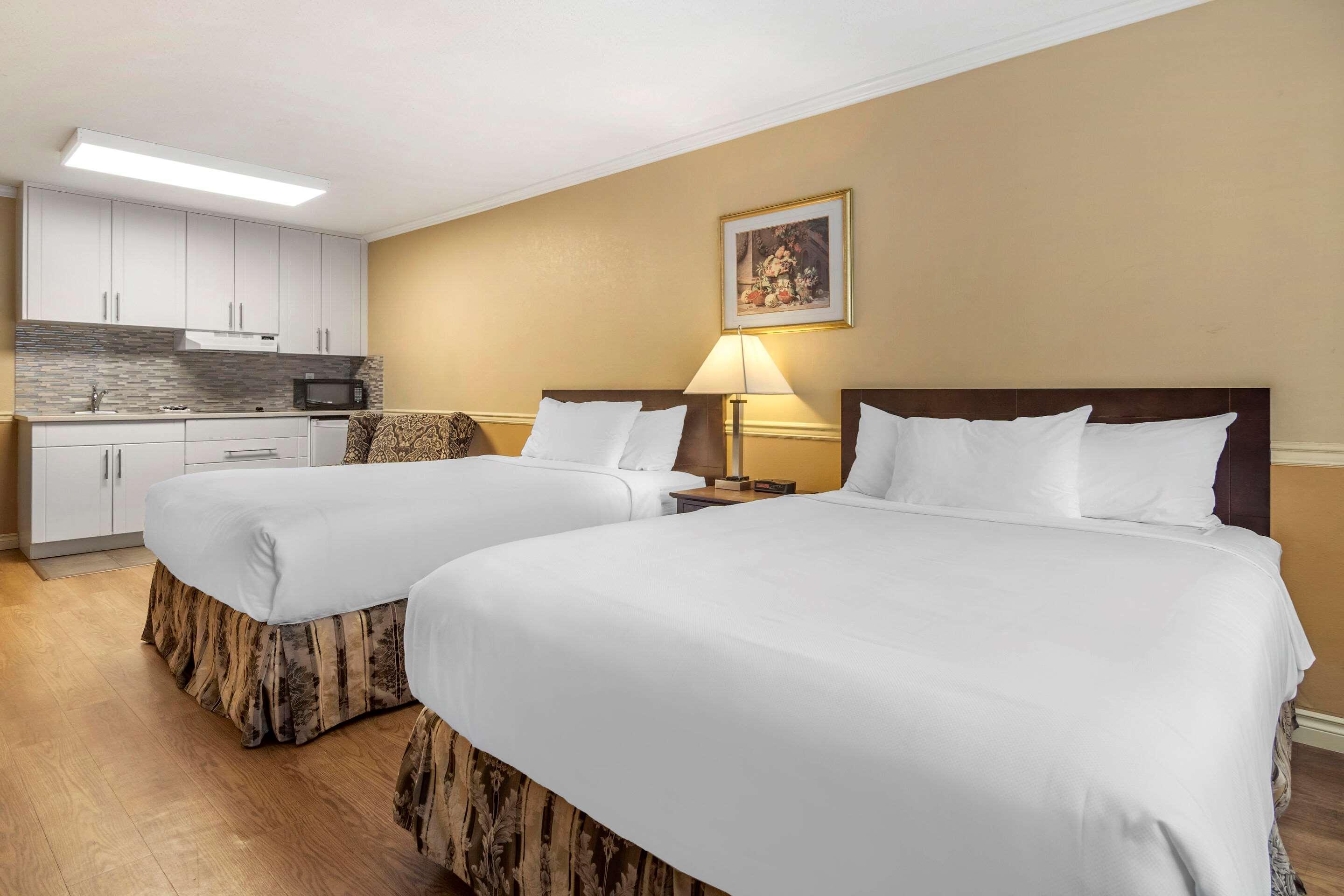 Econo Lodge Inn & Suites Келоуна Экстерьер фото