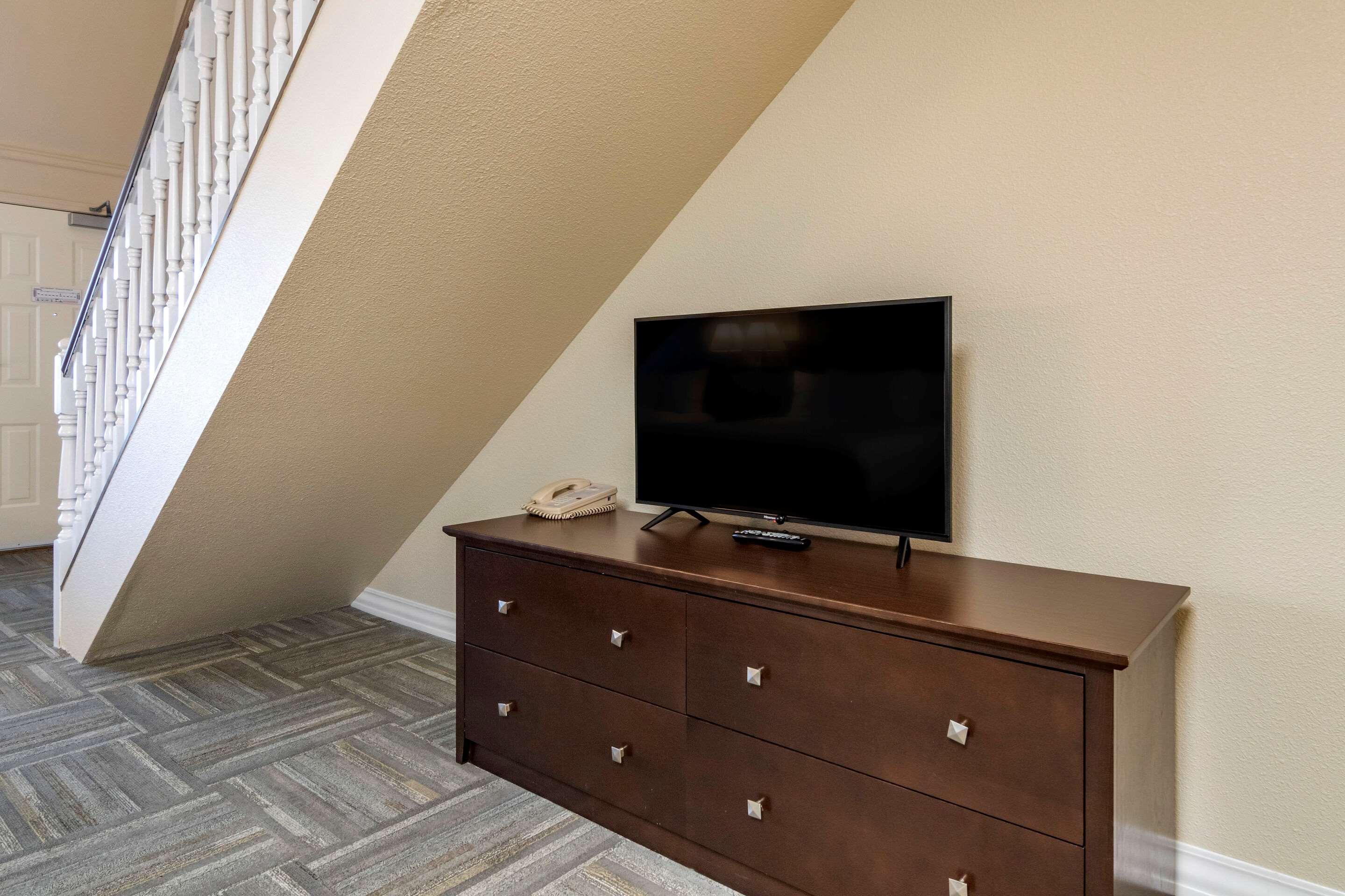 Econo Lodge Inn & Suites Келоуна Экстерьер фото