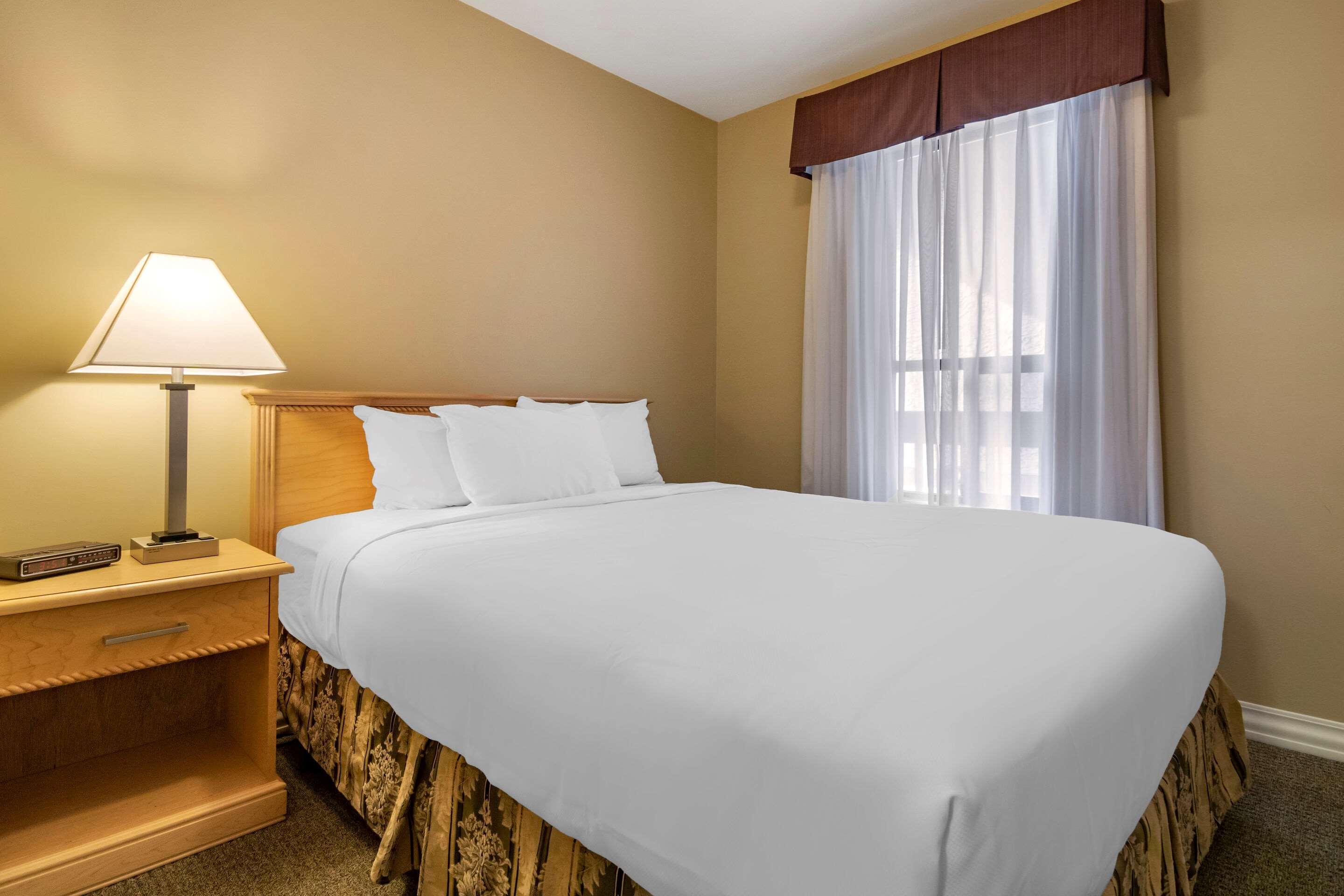 Econo Lodge Inn & Suites Келоуна Экстерьер фото