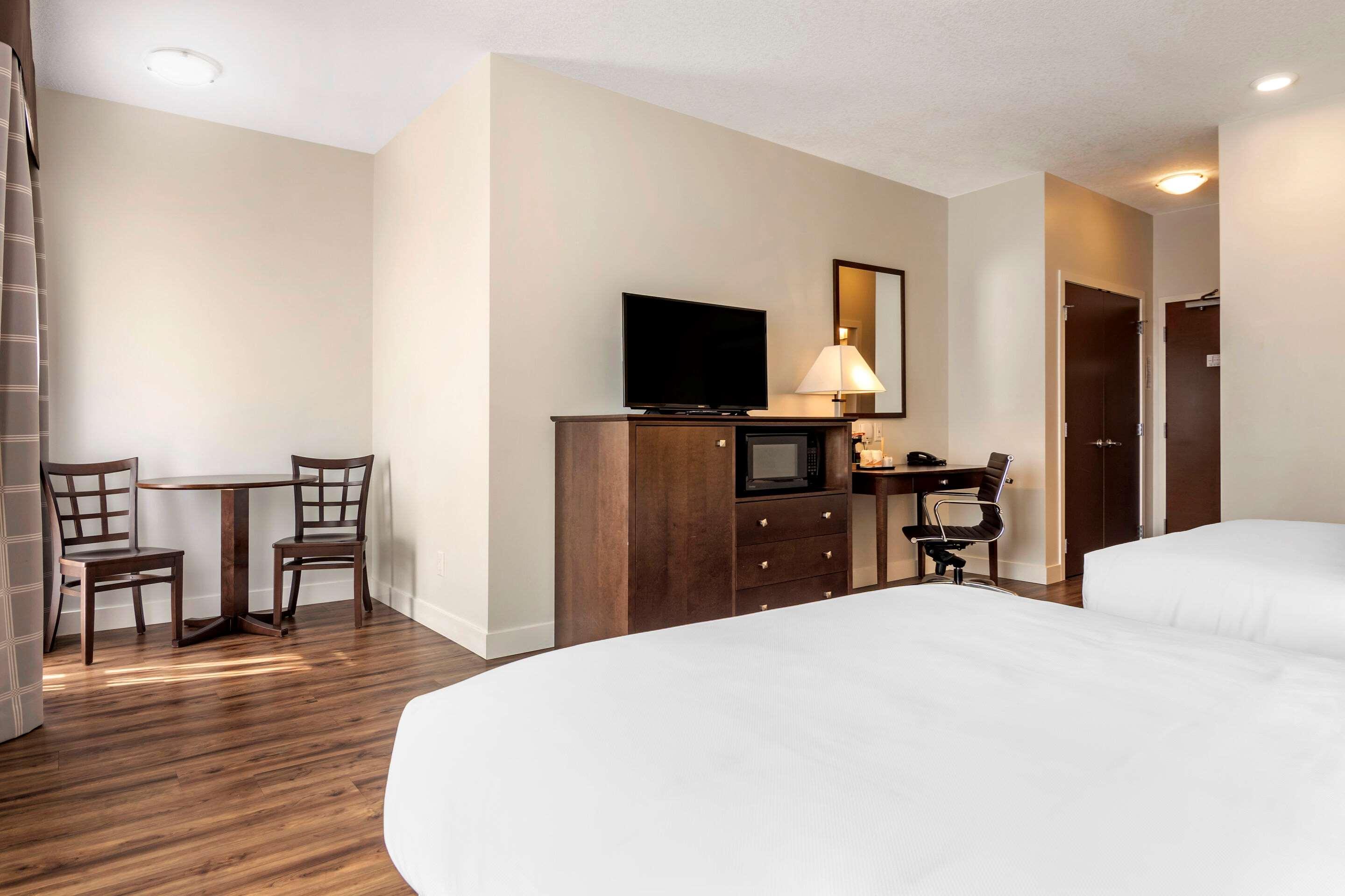 Econo Lodge Inn & Suites Келоуна Экстерьер фото